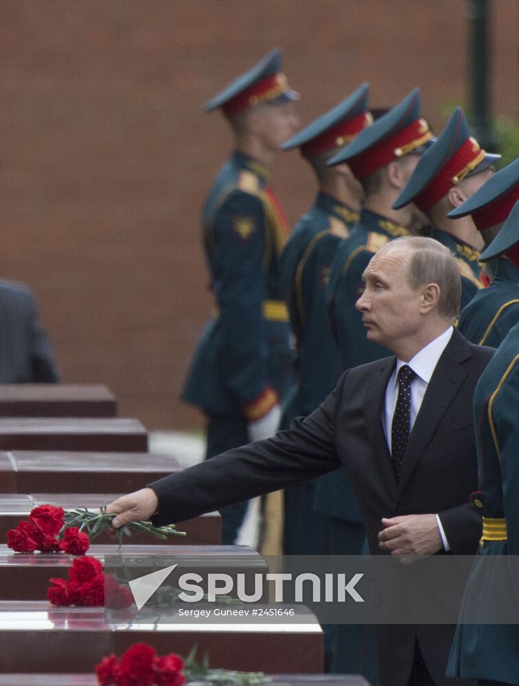 Vladimir Putin and Dmitry Medvedev lay flowers at Tomb of Unknown Soldier near Kremlin Wall