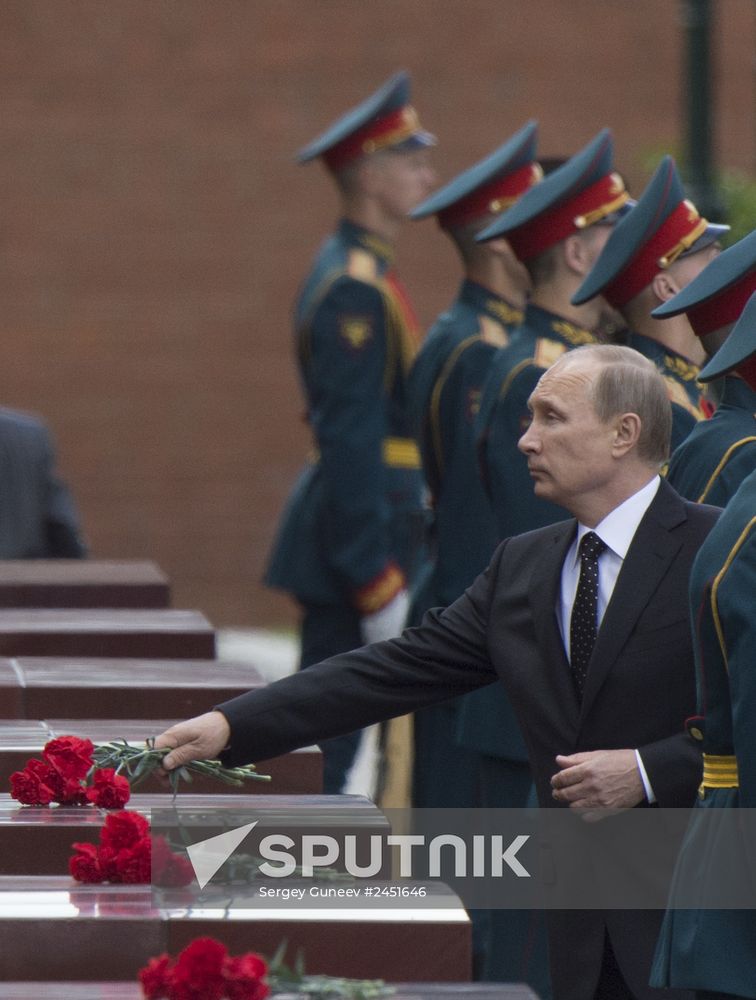 Vladimir Putin and Dmitry Medvedev lay flowers at Tomb of Unknown Soldier near Kremlin Wall