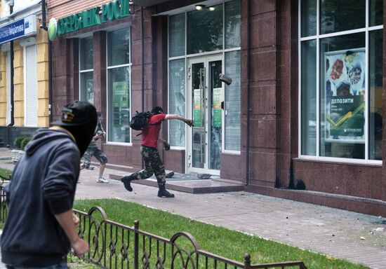 Unidentified persons vandalize Sberbank of Russia branch in Kiev persons vandalize Sberbank of Russia branch in Kiev