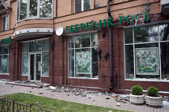 Unidentified persons vandalize Sberbank of Russia branch in Kiev persons vandalize Sberbank of Russia branch in Kiev