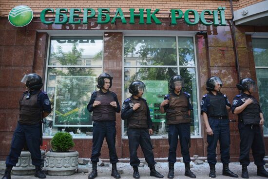 Unidentified persons vandalize Sberbank of Russia branch in Kiev