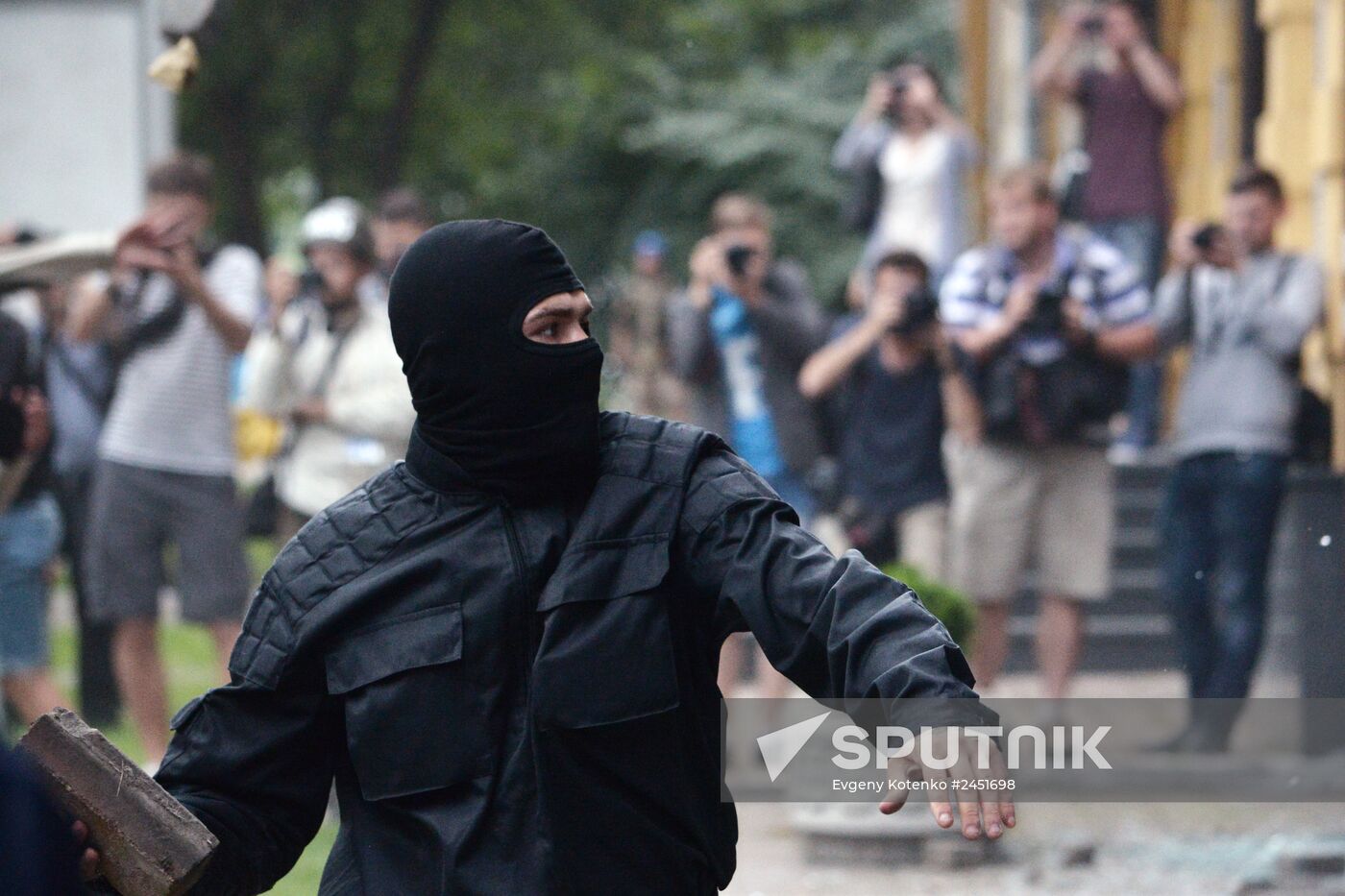 Unidentified persons vandalize Sberbank of Russia branch in Kiev persons vandalize Sberbank of Russia branch in Kiev