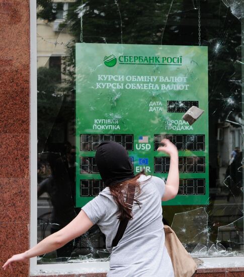 Unknown people vandalize a branch of Russia's Sberbank in Kiev