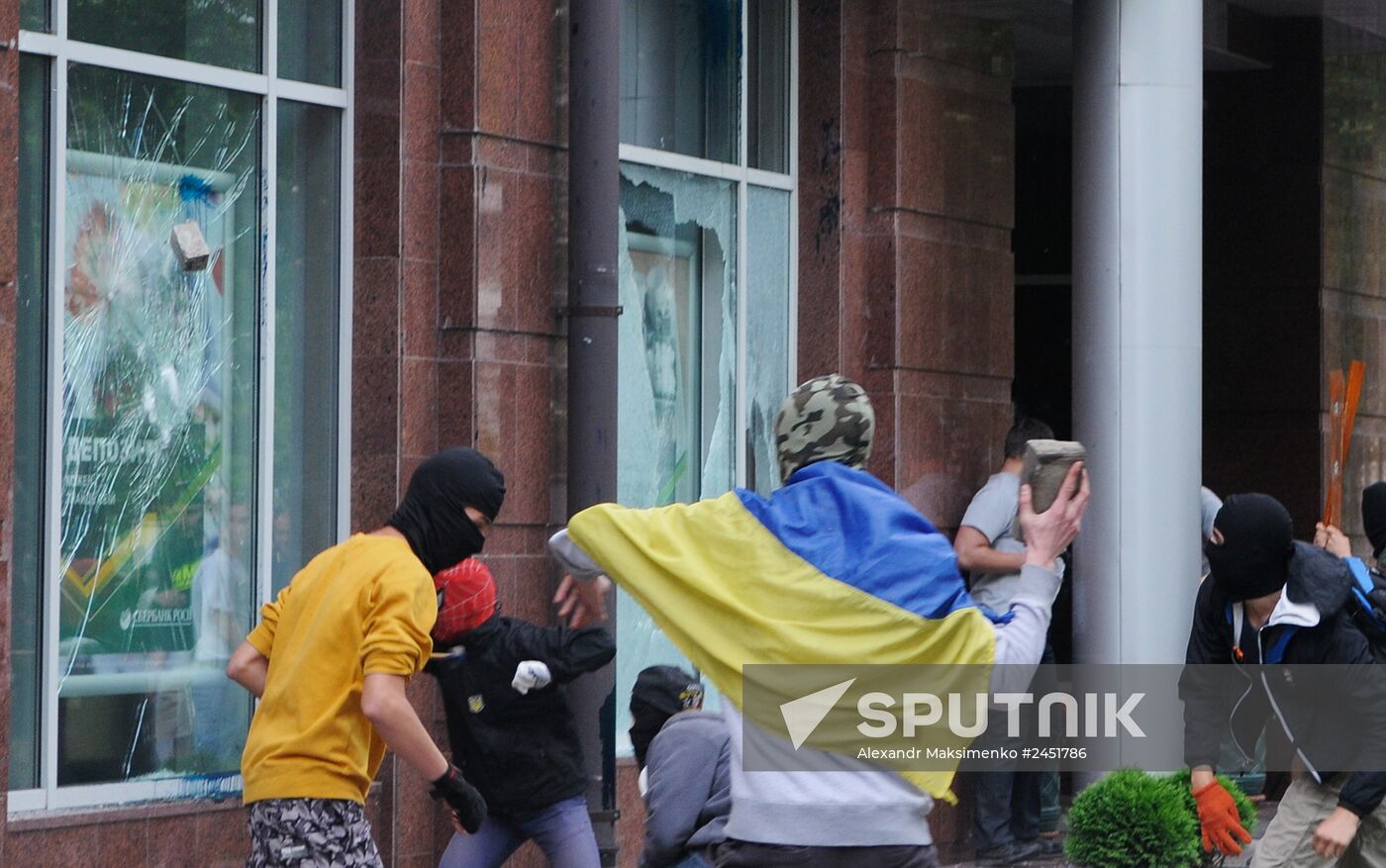Unknown people vandalize a branch of Russia's Sberbank in Kiev
