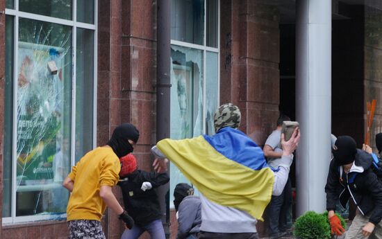 Unknown people vandalize a branch of Russia's Sberbank in Kiev