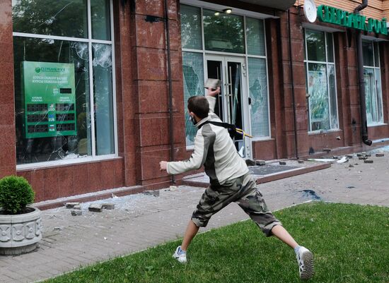 Unknown people vandalize a branch of Russia's Sberbank in Kiev
