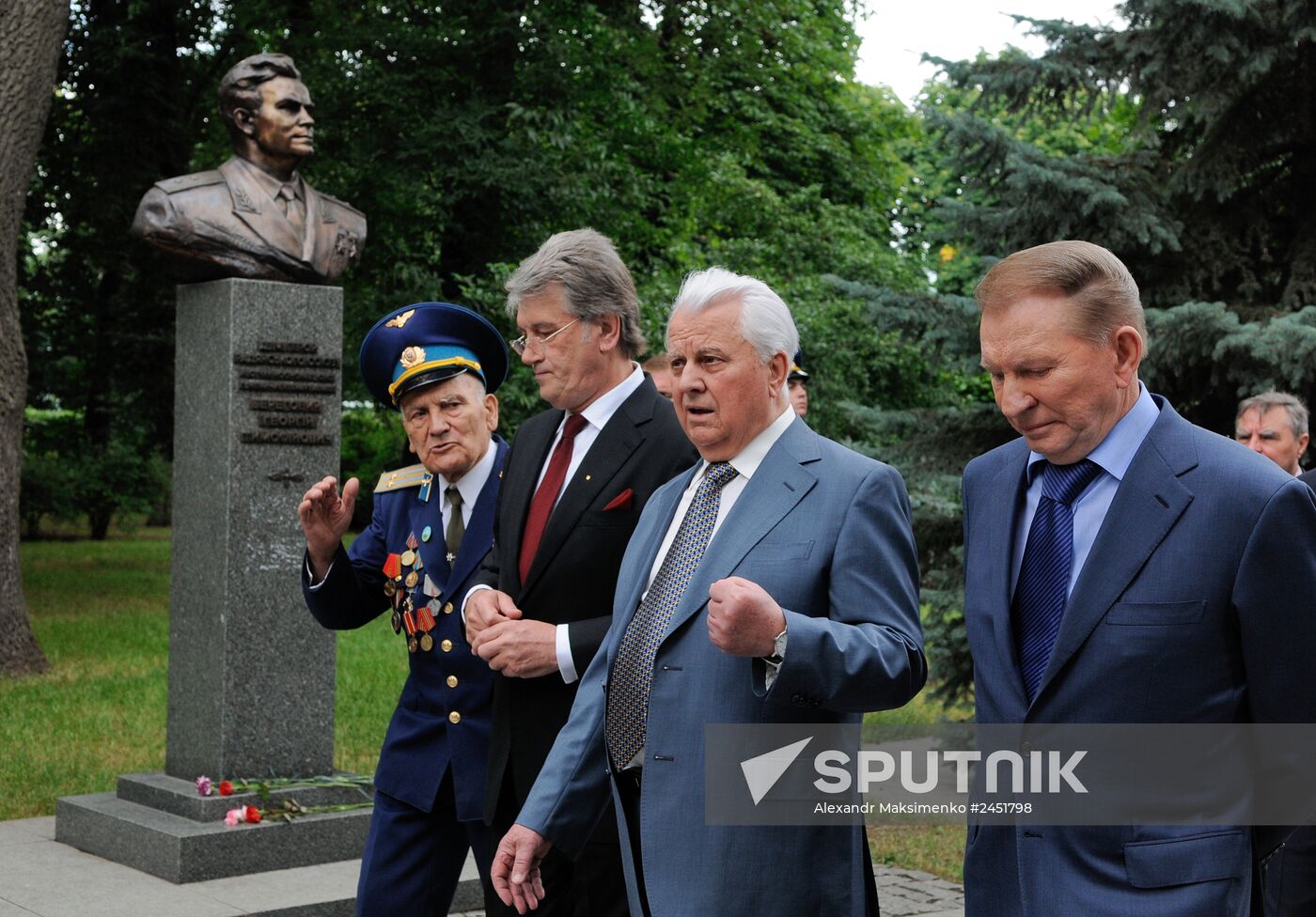 Former presidents of Ukraine commemorate war victims