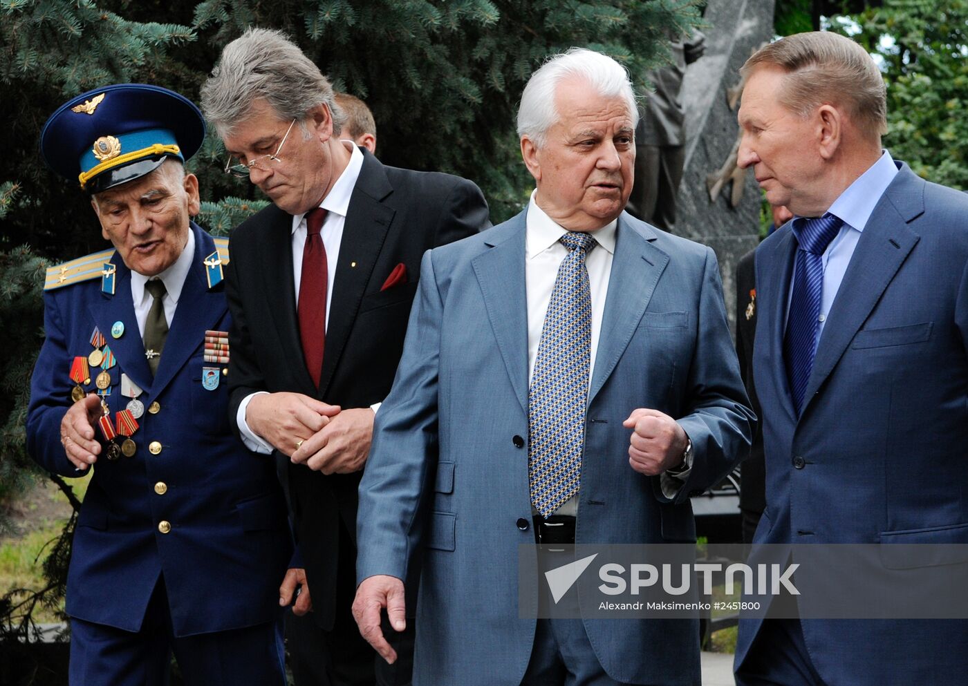 Former presidents of Ukraine commemorate war victims