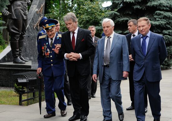 Former presidents of Ukraine commemorate war victims