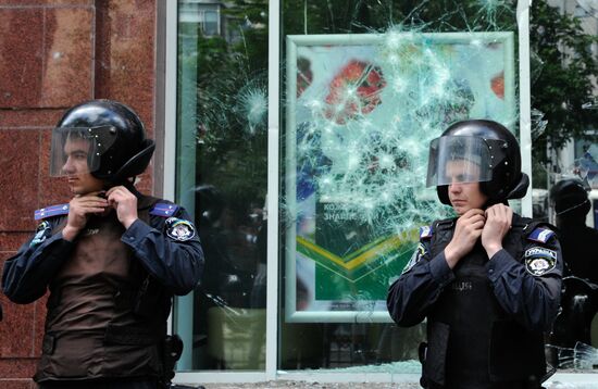 Unknown people vandalize a branch of Russia's Sberbank in Kiev