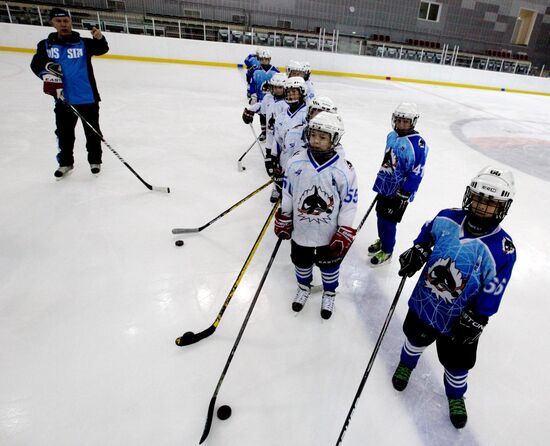 Hockey class conducted for children in Vladivostok