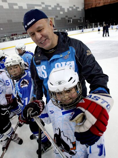 Hockey class conducted for children in Vladivostok