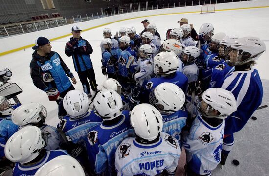 Hockey class conducted for children in Vladivostok