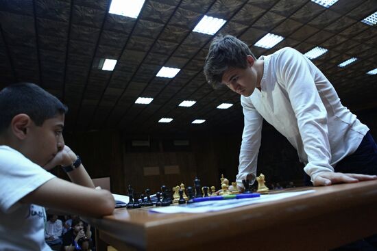 Magnus Carlsen holds simultaneous chess games with young players in Yerevan