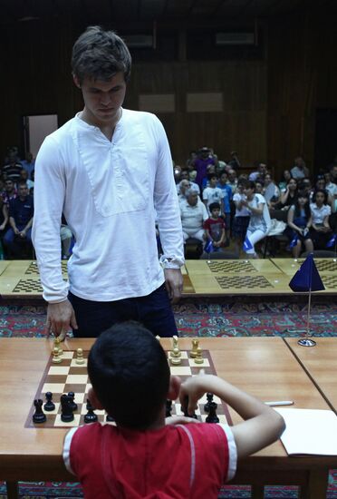 Magnus Carlsen holds simultaneous chess games with young players in Yerevan