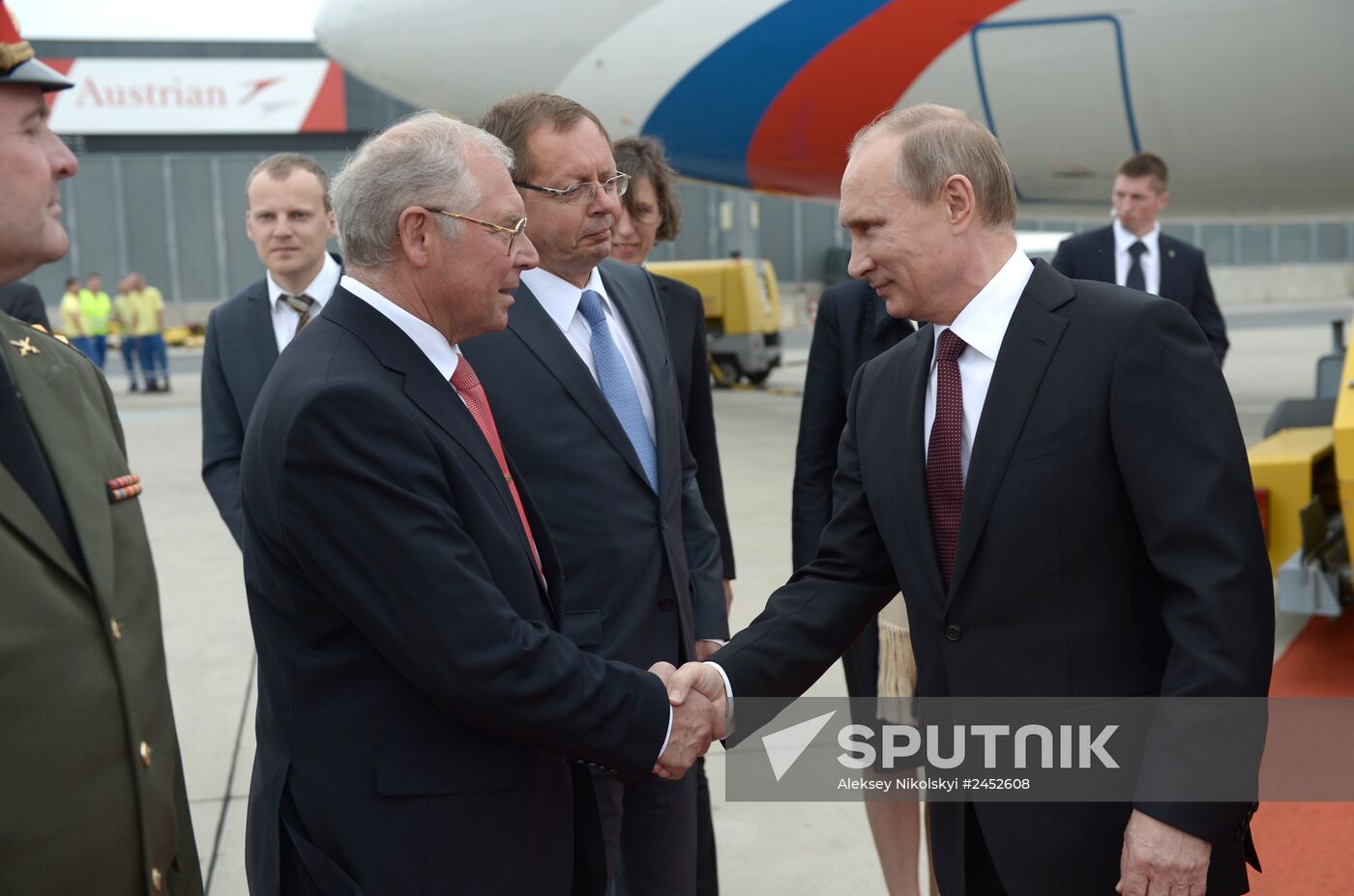 Vladimir Putin pays official visit to Austria