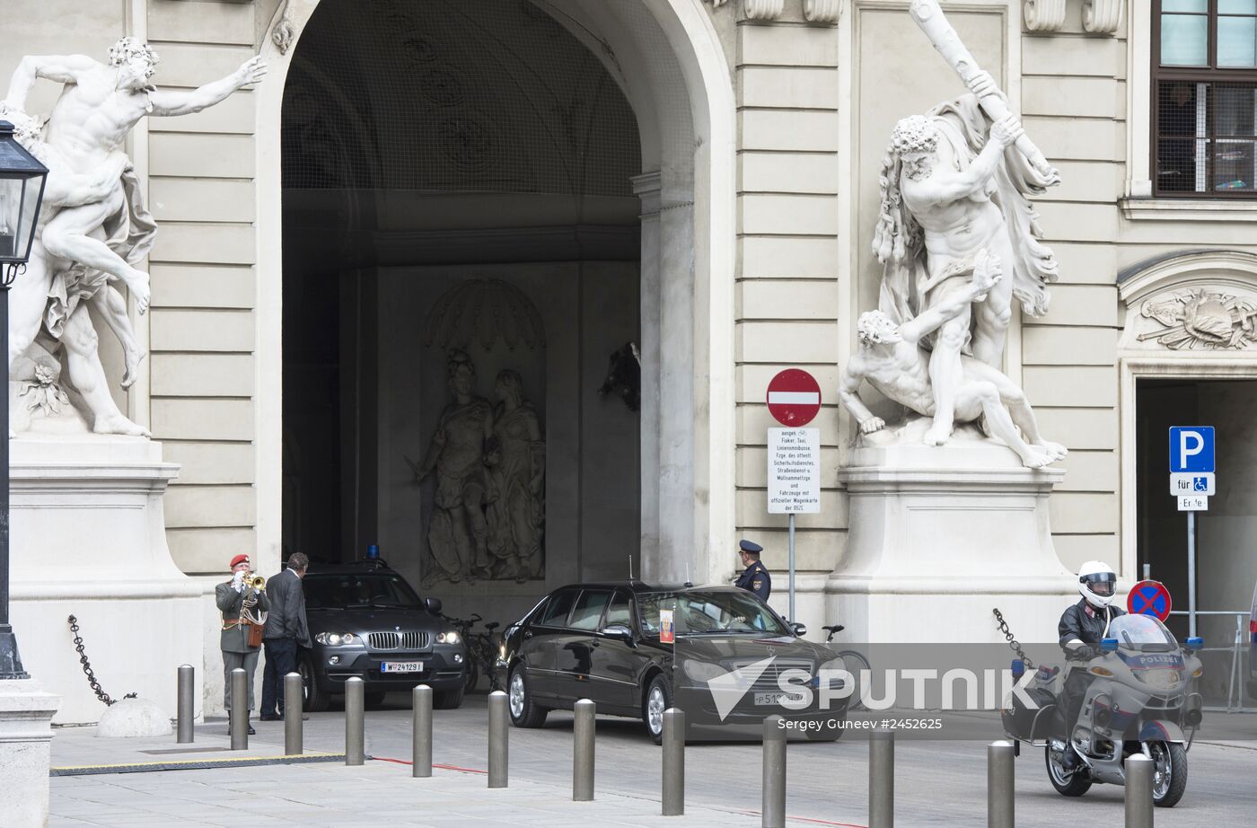 Vladimir Putin pays official visit to Austria