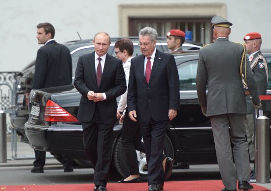 Vladimir Putin pays official visit to Austria