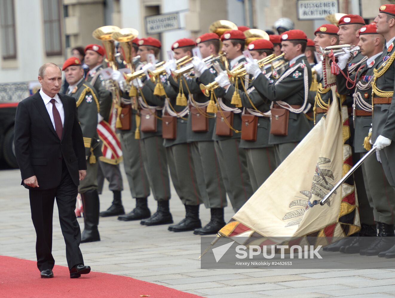 Vladimir Putin pays official visit to Austria