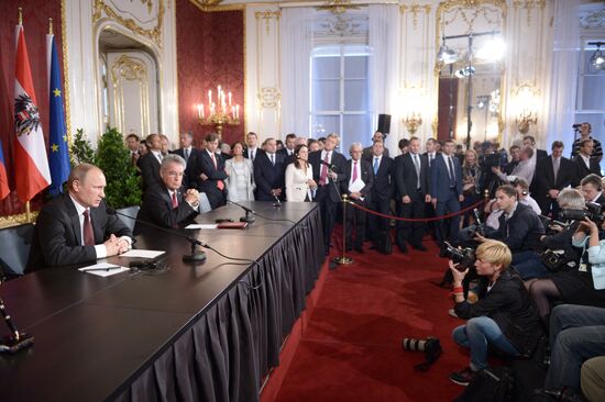 Vladimir Putin pays official visit to Austria