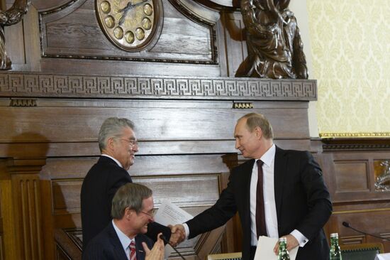 Vladimir Putin pays official visit to Austria