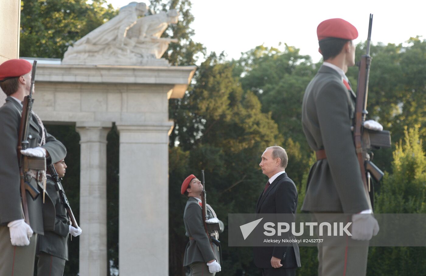 Vladimir Putin pays official visit to Austria