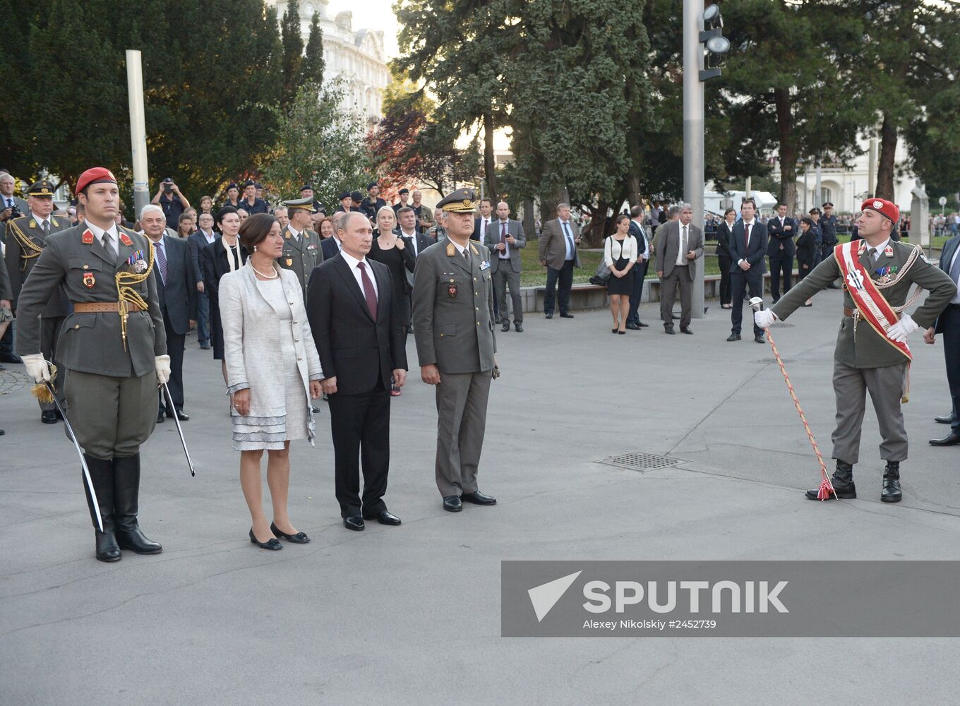 Vladimir Putin pays official visit to Austria