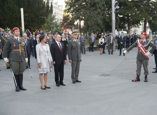 Vladimir Putin pays official visit to Austria