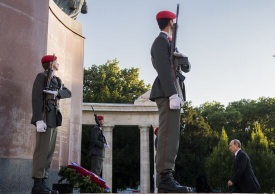 Vladimir Putin pays official visit to Austria