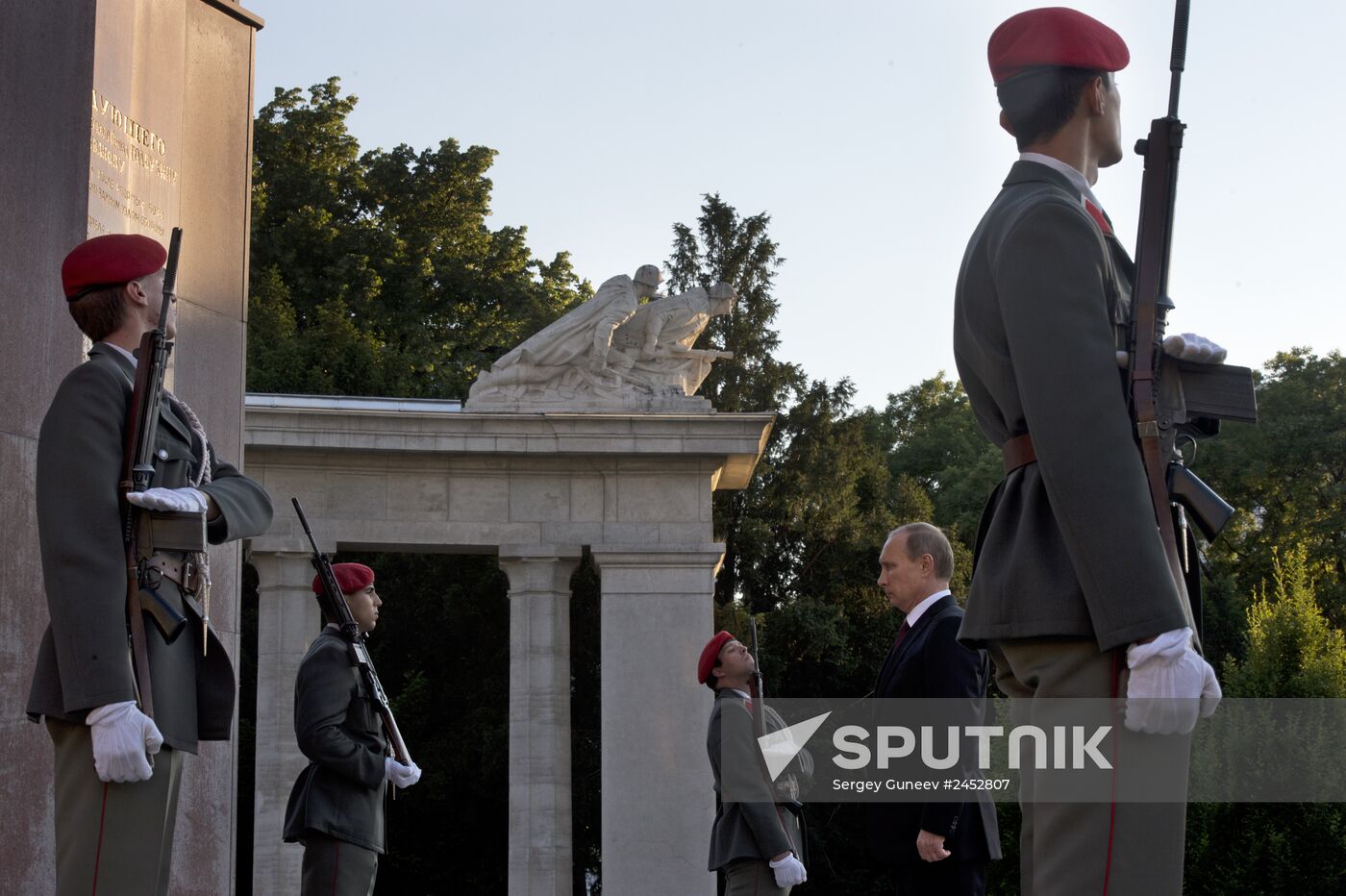 Vladimir Putin pays official visit to Austria