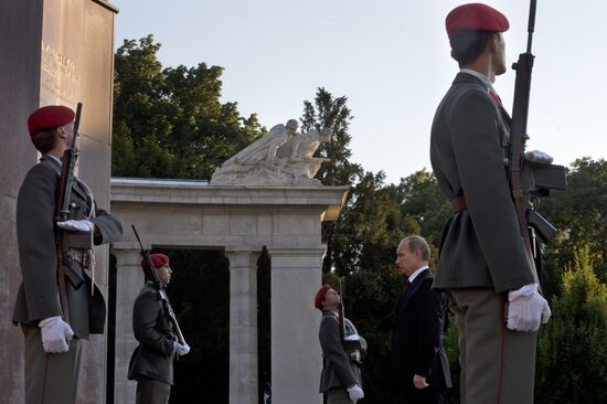 Vladimir Putin pays official visit to Austria