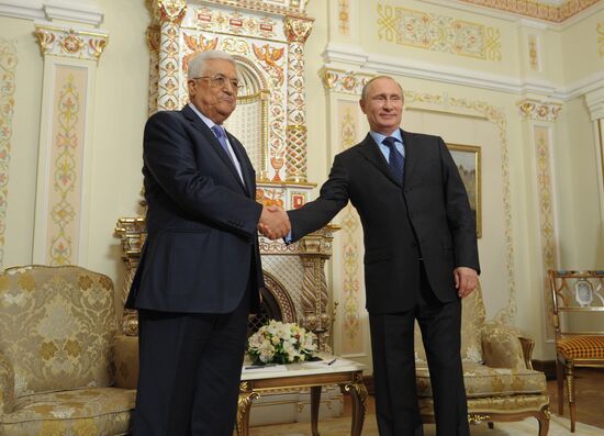 Vladimir Putin meets with Mahmoud Abbas