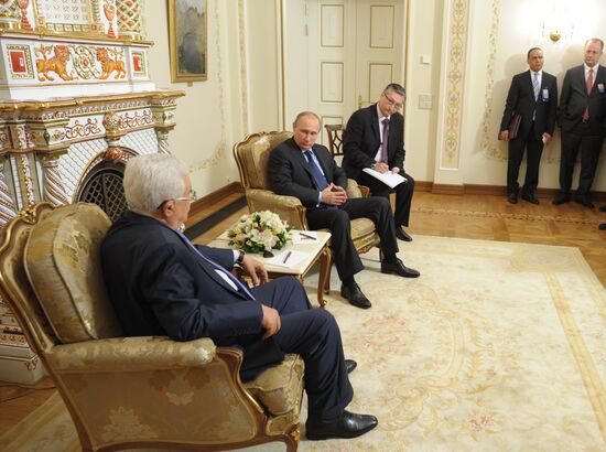 Vladimir Putin meets with Mahmoud Abbas