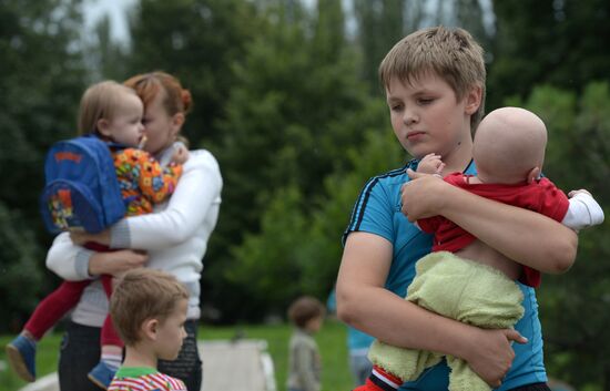 Refugees with children sent from Slavyansk to Russia