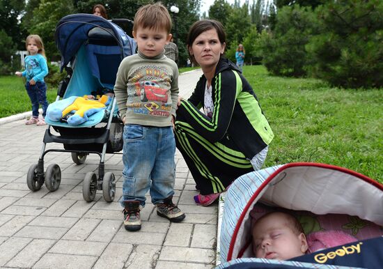 Refugees with children sent from Slavyansk to Russia