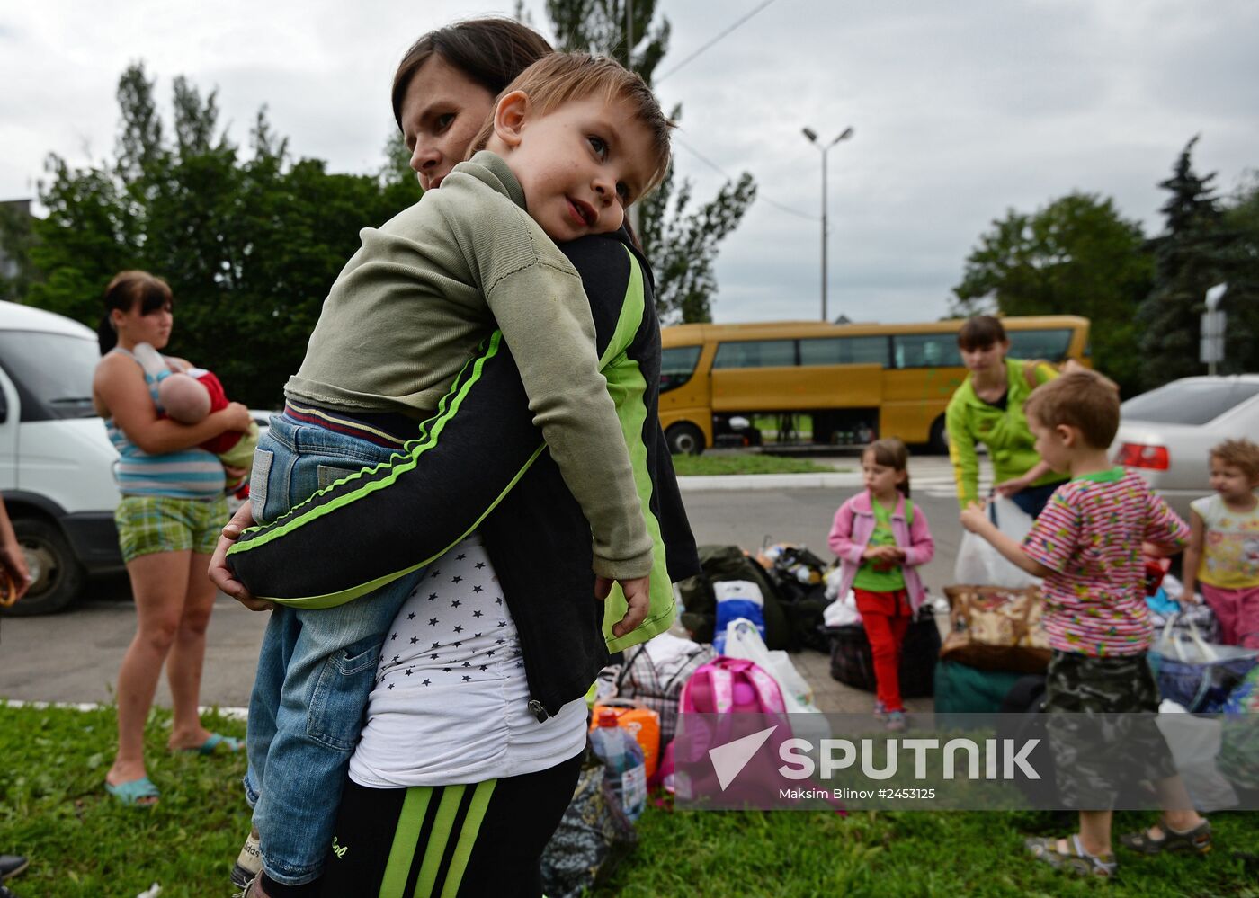 Refugees with children sent from Slavyansk to Russia