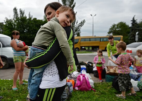 Refugees with children sent from Slavyansk to Russia