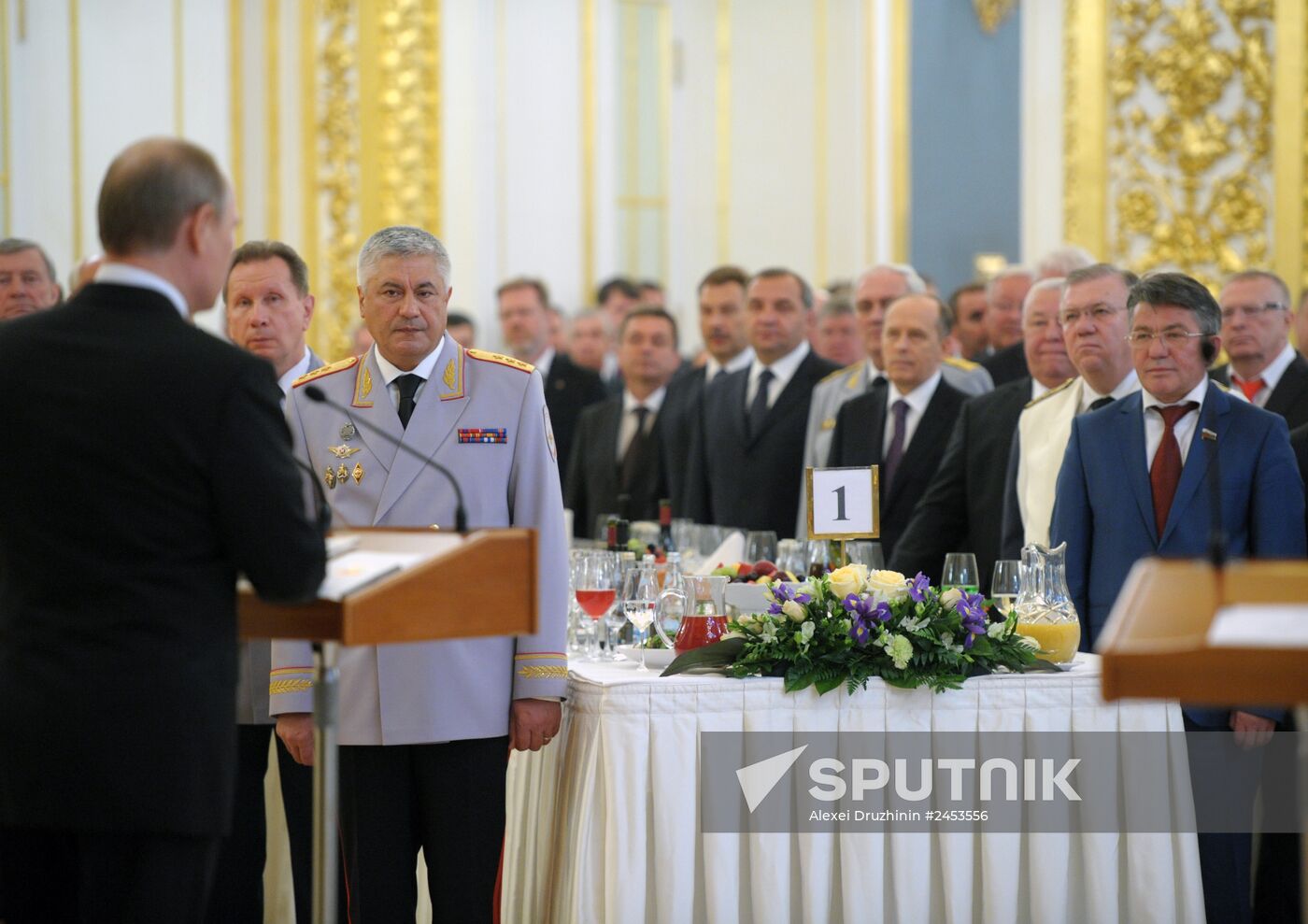 Putin holds reception for graduates of military academies