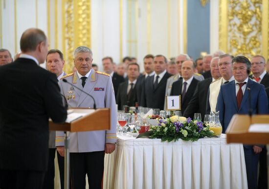 Putin holds reception for graduates of military academies