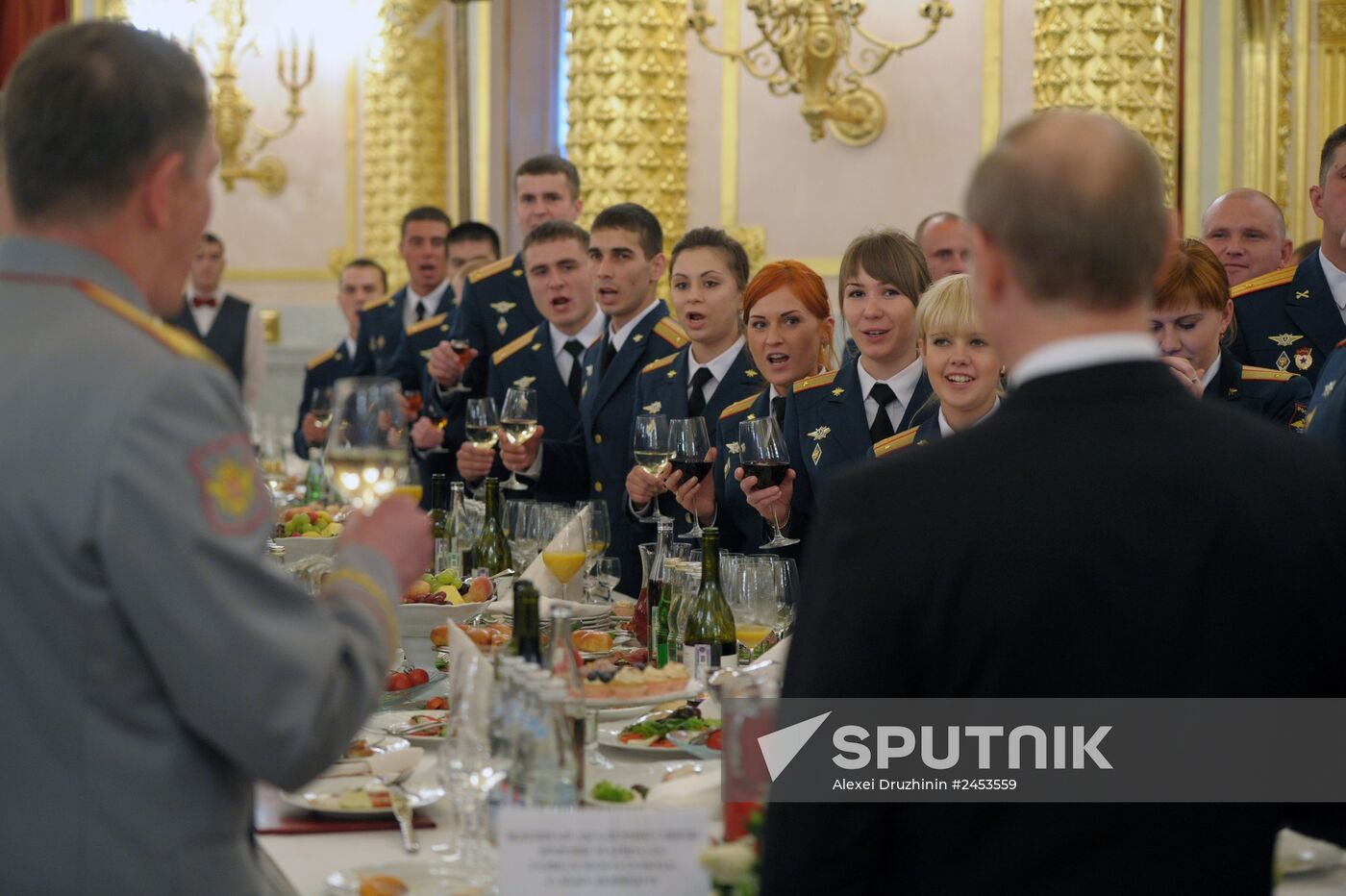 Putin holds reception for graduates of military academies