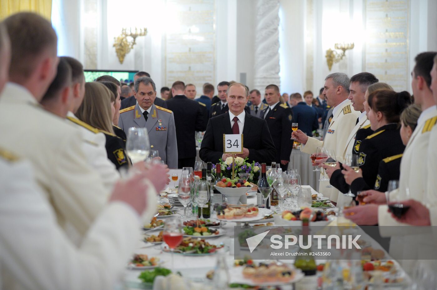 Putin holds reception for graduates of military academies