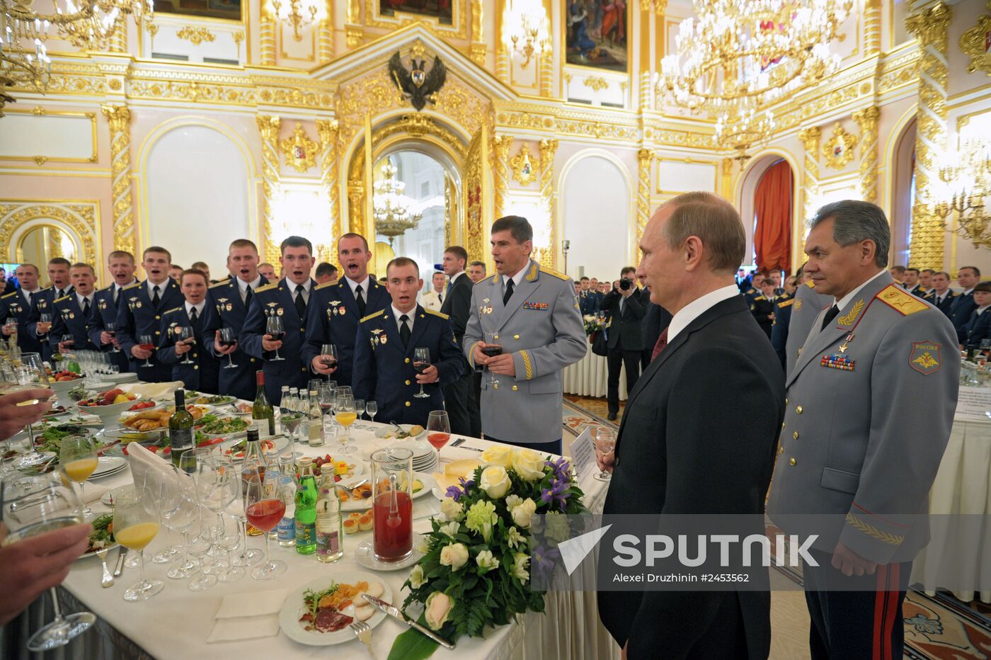 Putin holds reception for graduates of military academies