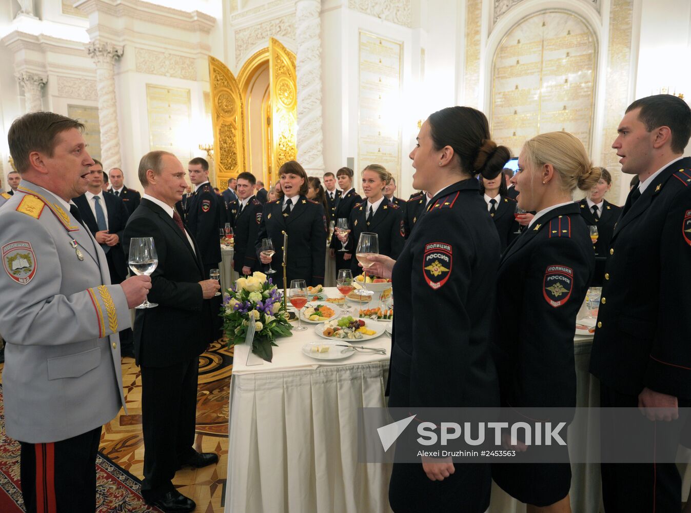 Putin holds reception for graduates of military academies