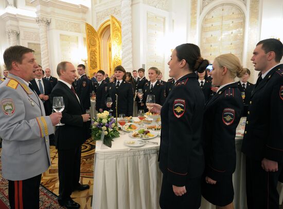 Putin holds reception for graduates of military academies