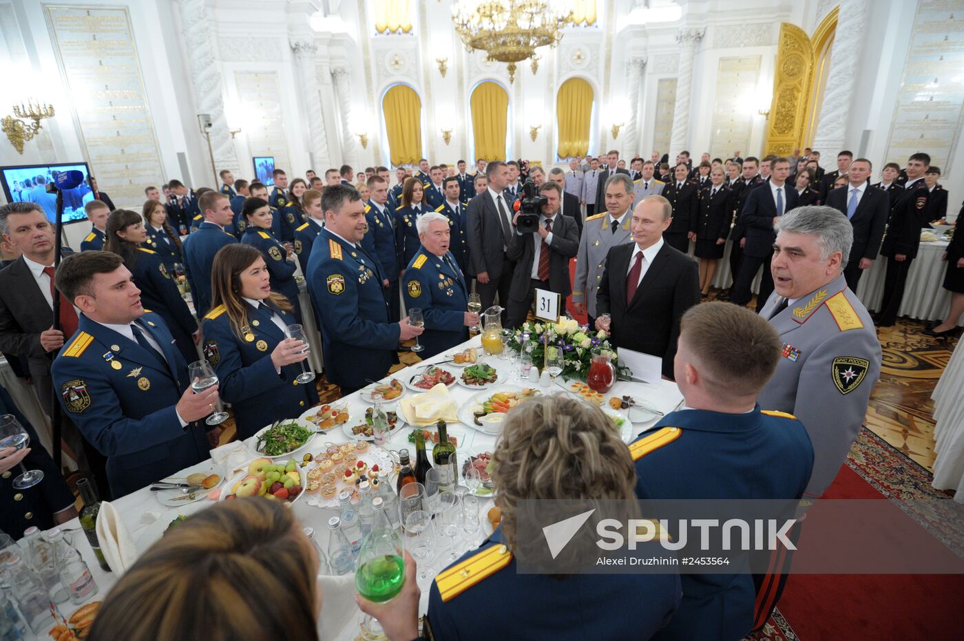 Putin holds reception for graduates of military academies