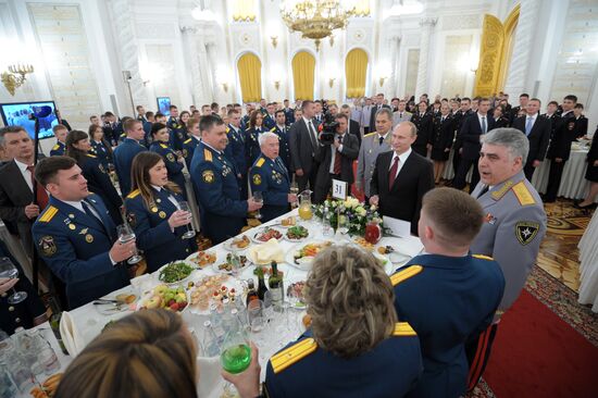 Putin holds reception for graduates of military academies
