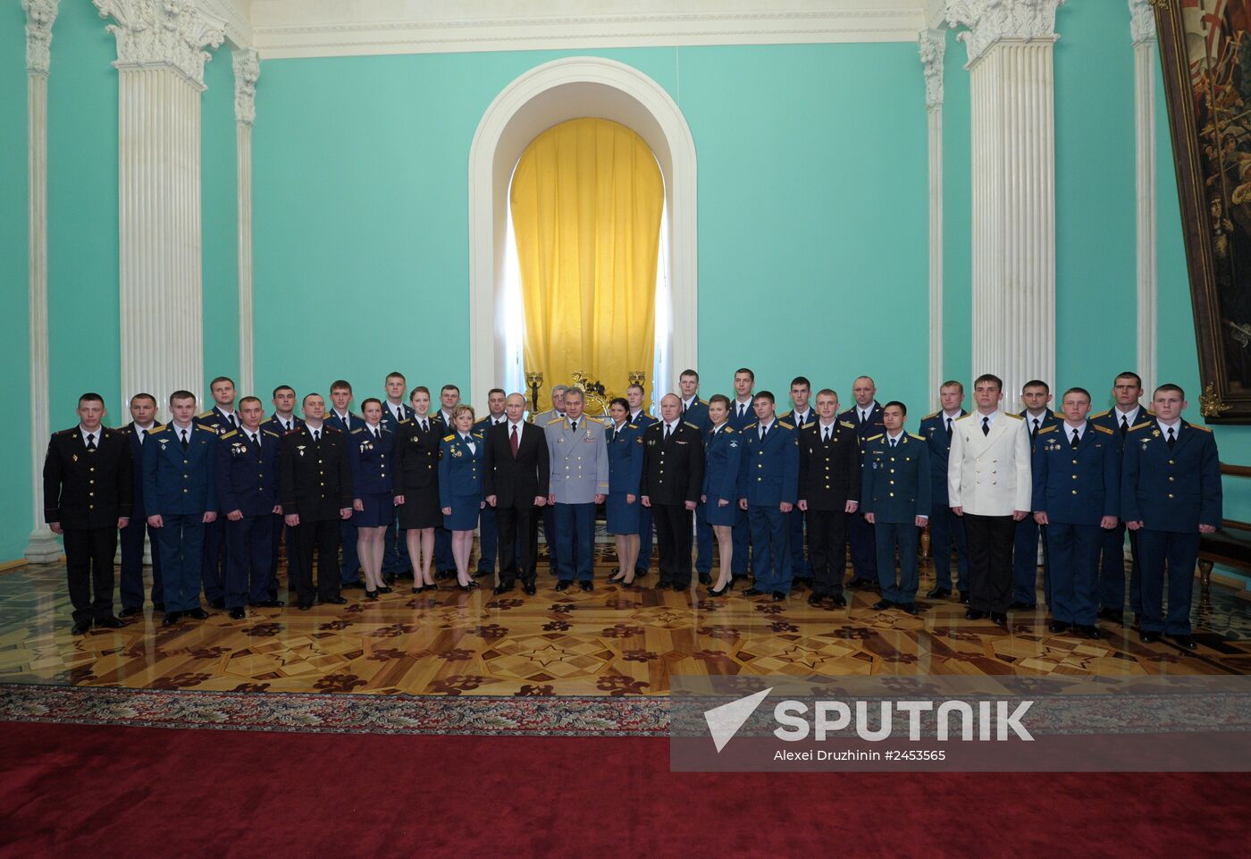 Putin holds reception for graduates of military academies