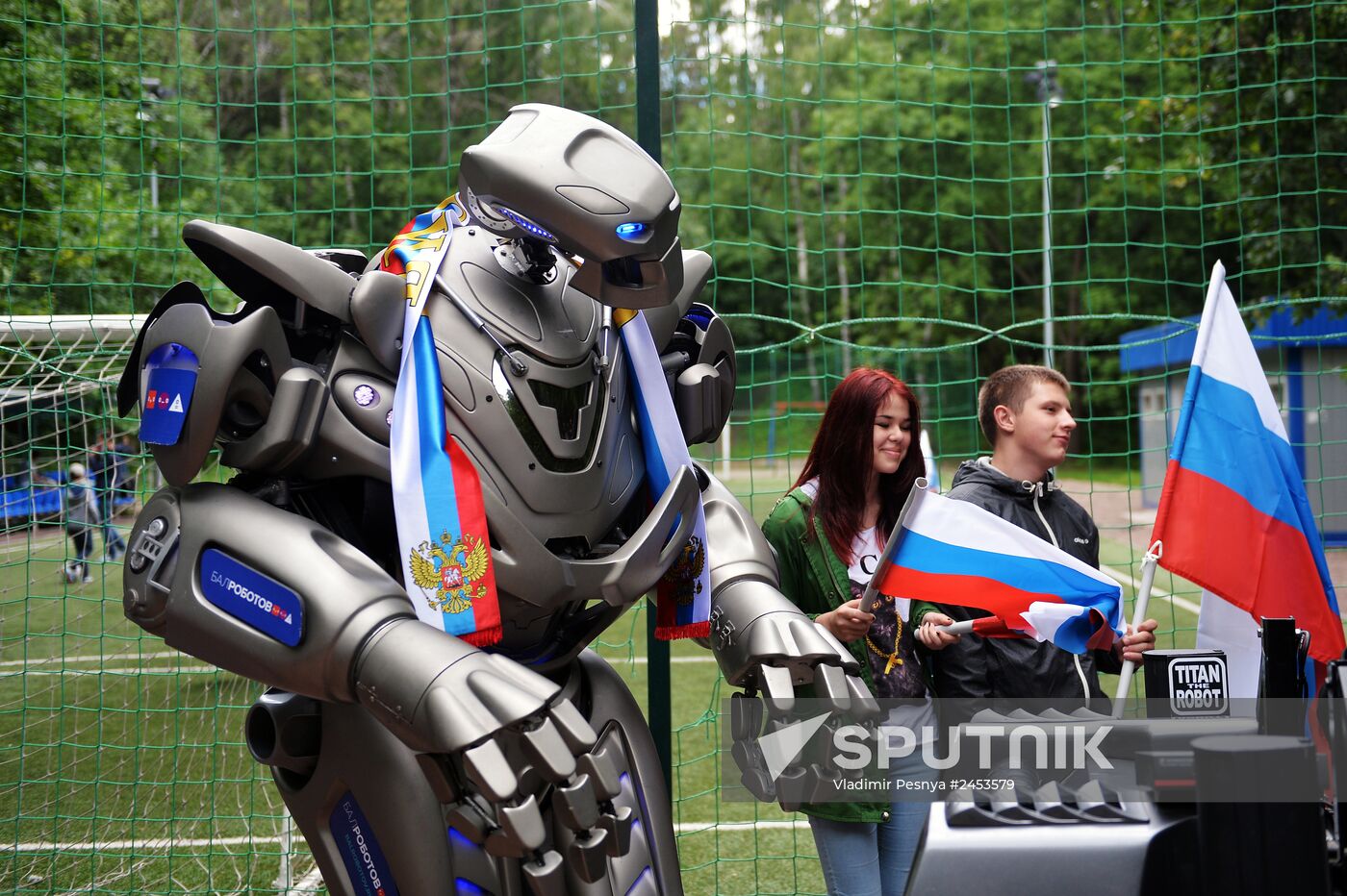 Robot Titan supports Russian football team
