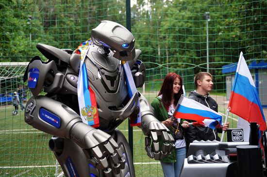 Robot Titan supports Russian football team