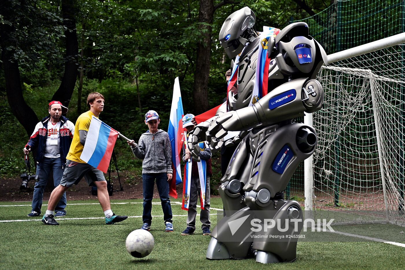 Robot Titan supports Russian football team